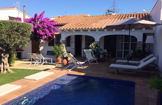 Detached house with private garden and swimming pool; air conditioning wifi internet
