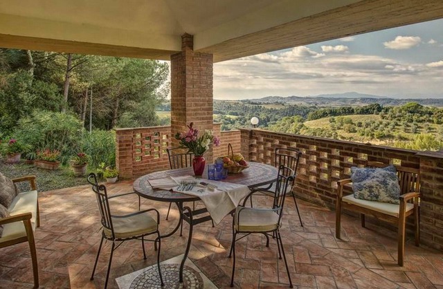 Detached house with stunning view in Montaione,Pool,Wi-Fi,garden,terrace,BBQ,4 p