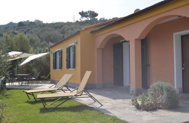 Detached vacation home with pool and garden in panoramic position