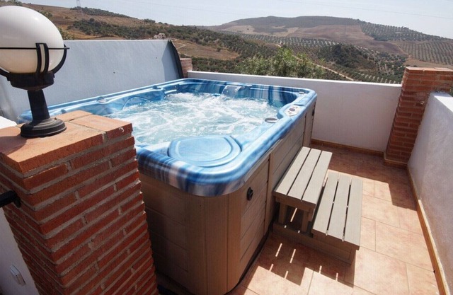 Detached Villa with Pool and large heated Jacuzzi, stunning Mountain Views