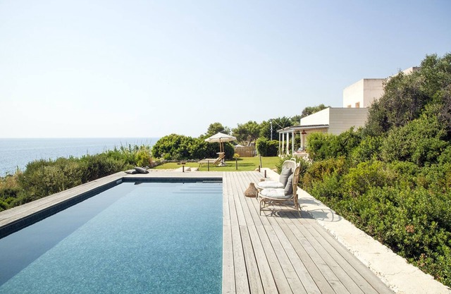 DETACHED VILLA WITH POOL AND DIRECT ACCESS TO THE SEA IN SALENTO