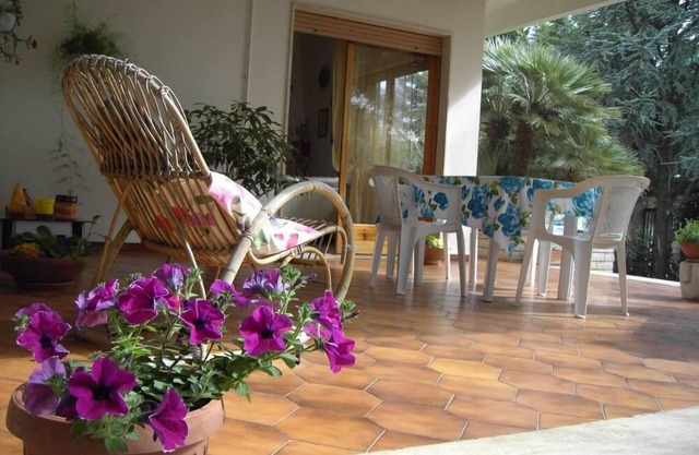 Detached villa with garden, central location and 20 minutes from the sea