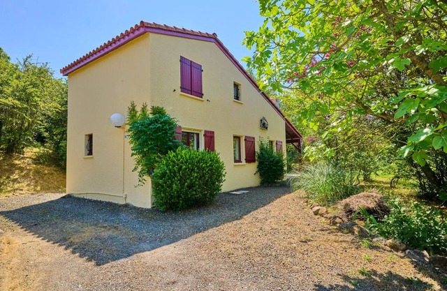 Detached villa, 2 bathrooms, sleeps 6