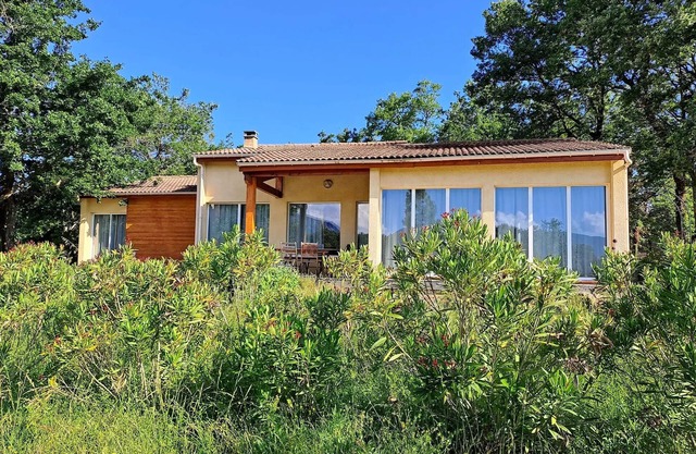 Detached villa, 2 bathrooms + air conditioning, sleeps 7