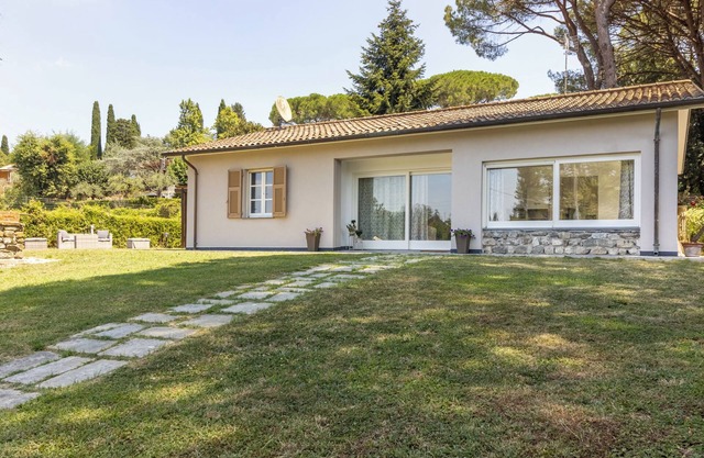 Detached villa, ideal for families/groups with garden, pool and tennis.