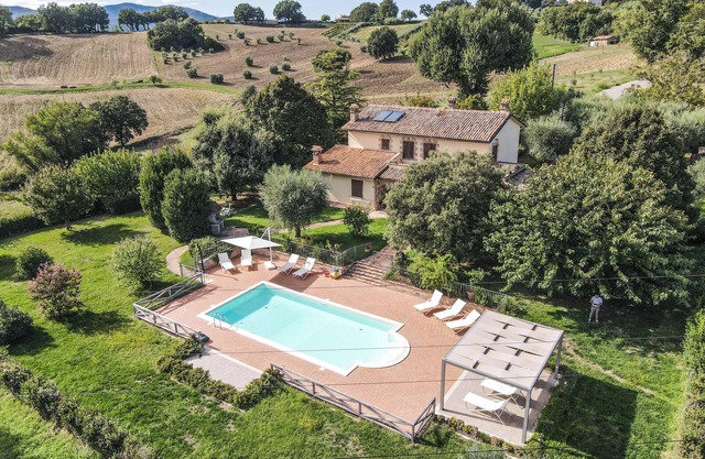 Detached villa with private pool & air conditoning at 1km from shops/restaurants