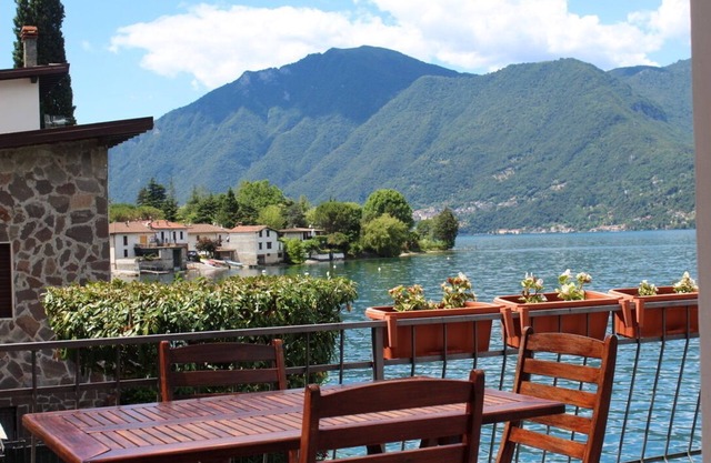 Detached villa on the shore of Lake Lugano. Direct access. Views.