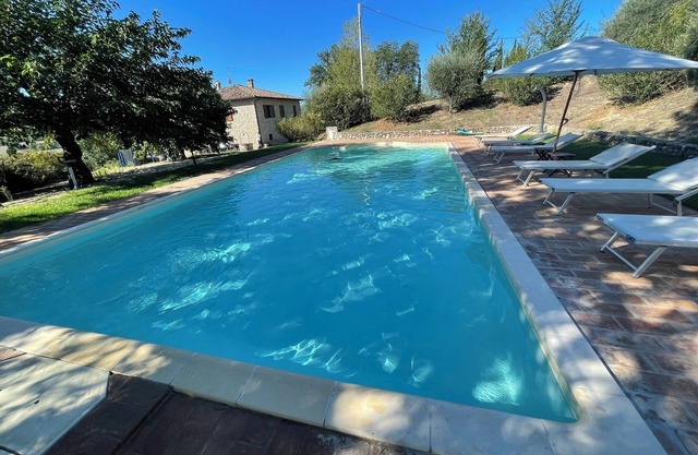 Detached villa - sleeps 10 - pool - pergola - playground for children - wifi