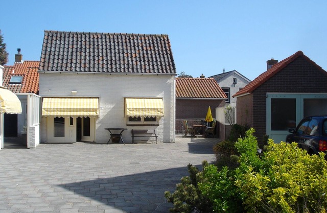 Detached villa with private parking, close to the sea and center.