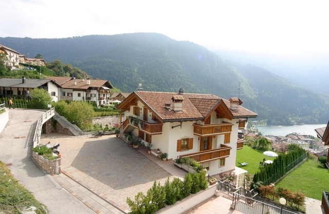 Detached villa with breathtaking views of the Dolomites and Lake Molveno *
