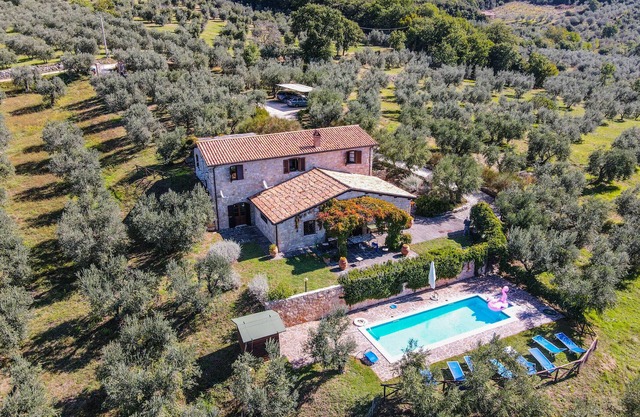 Detached villa with private and fenced pool 1,6km Montecchio, 20km from Orvieto.