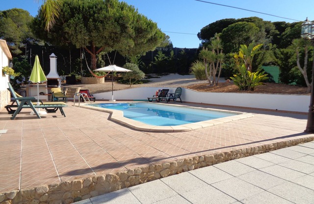 Detached villa with private pool . Very quiet 4 km Albufeira