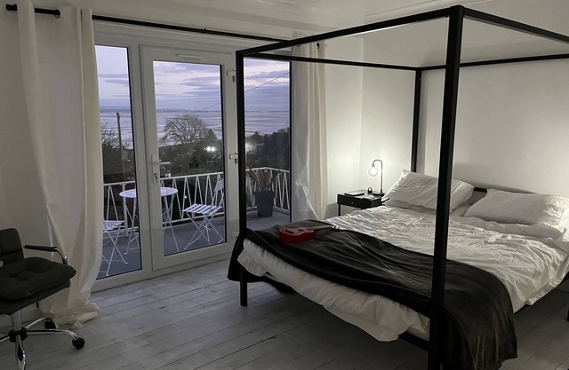 Detached Whole House with stunning views over Morecambe Bay (2 double bedrooms)
