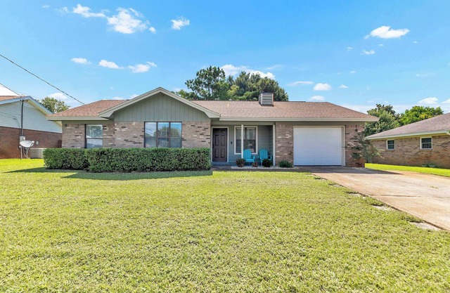 Deville Quarters | Near 2 Beaches!