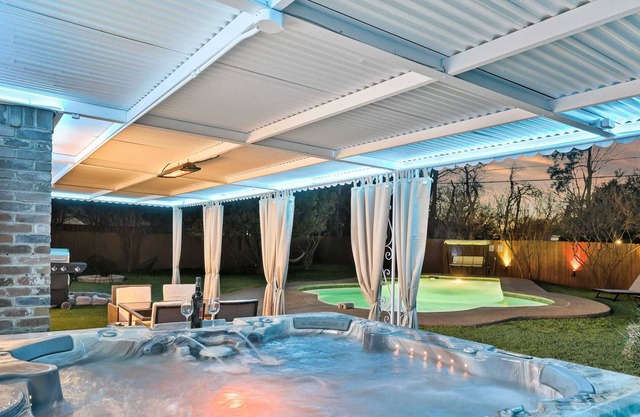 DFW LUX HOUSE WITH HUGE BACKYARD POOL AND JACUZZI , BBQ, CINEMA ETC..