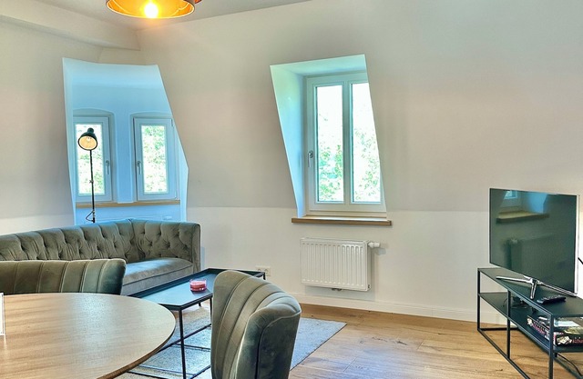 DG in City-Villa: 3 Schlafzimmer, 2 Bäder, Küche