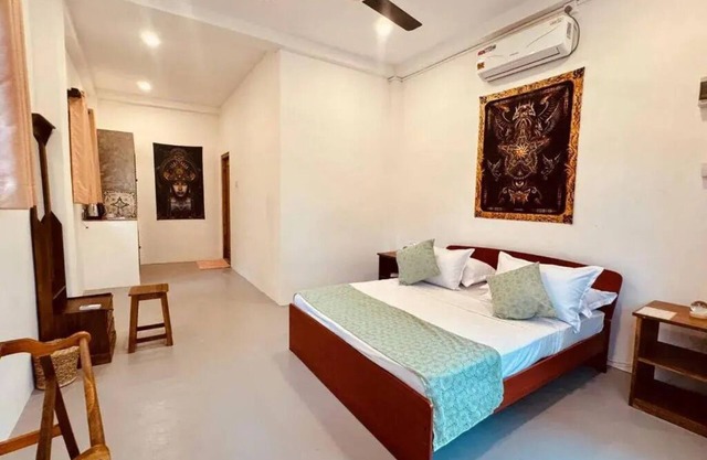Dharma Place - Queen Room with Garden View