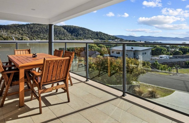 DIAMOND VIEW, STUNNING VIEWS, Spacious, Close to beach!
