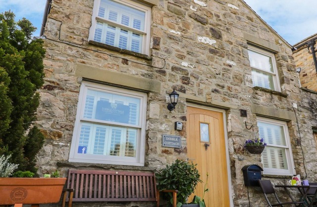 DIBBLE COTTAGE, pet friendly, character holiday cottage in Reeth