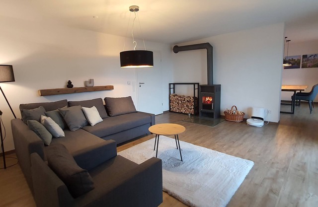 Die Ferienwohnung Befindet Sich am Rande der Stadt Cham im Bayerischen Wald. Der Chamer Ortsteil Katzberg ist Dörflich Geprägt und Grenzt Unmittelbar an die Kreisstadt Cham in der Oberpfalz mit Ihren Knapp 17.000 Einwohnern. Die Ferienwohnung Bietet