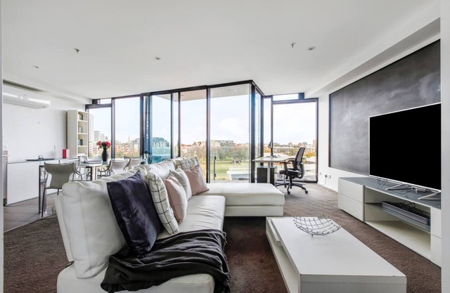 Digital Nomad Dreaming across from Albert Park