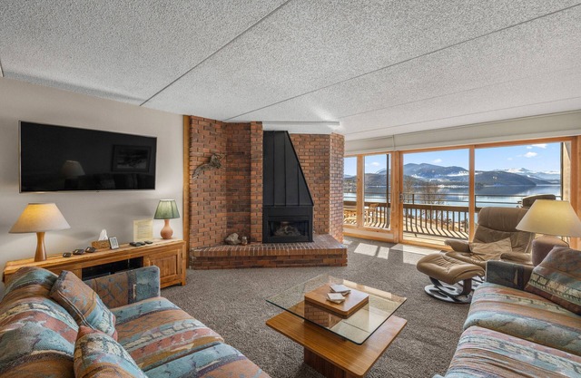 Dillon Lake 2 BR Condo-Pool, Hot Tub, 4 lift passes at Keystone-Breck & Arapahoe