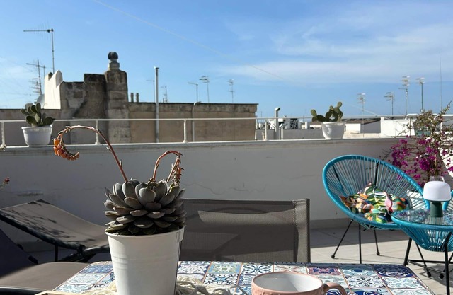 DIMORA ERIDE 2, Deluxe central apartment with balcony and panoramic terrace.