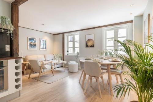DINBNB Apartments l 600 m to Bryggen l 3-story house l New in 2023
