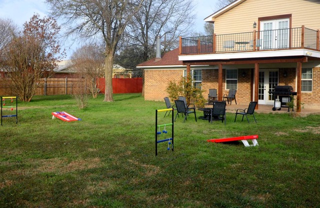 Dinnerbell Big Yard & Games 15 Minutes to Downtown