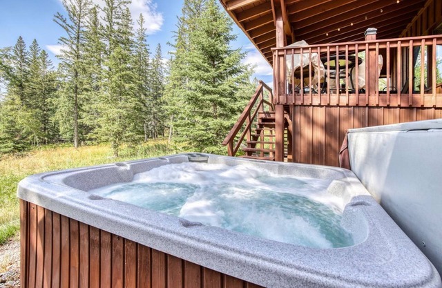 Dino`s Den - 1 block from the slopes! Hot tub and firepit!