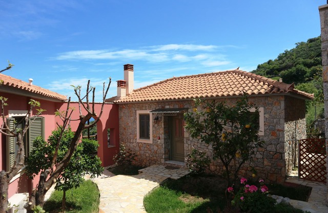DIO GUESTHOUSES - VILLA VIGLA 3 B/R VILLA WITH PRIVATE GARDEN AND SWIMMING POOL
