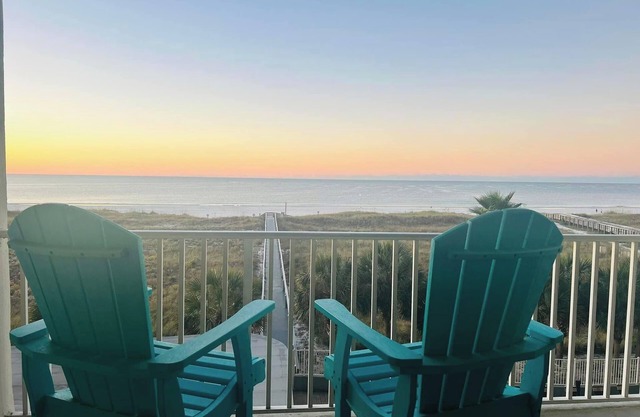 Direct BEACH front. Indoor & Outdoor pools. Hot Tub. Sauna