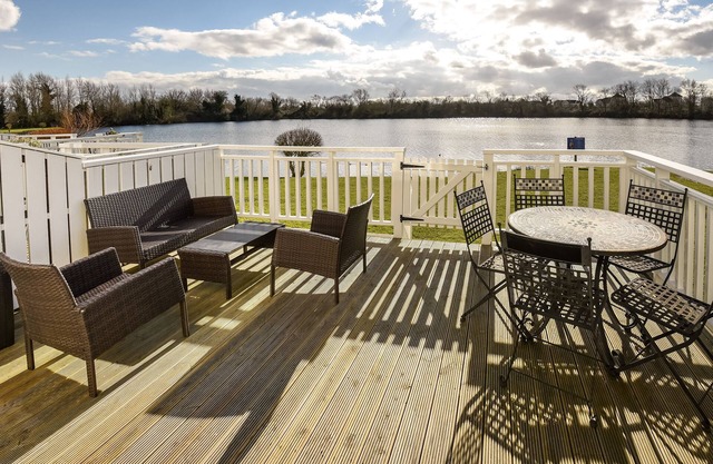Direct lake view 3 bedroom lodge with south facing decking to lake, modern lodge
