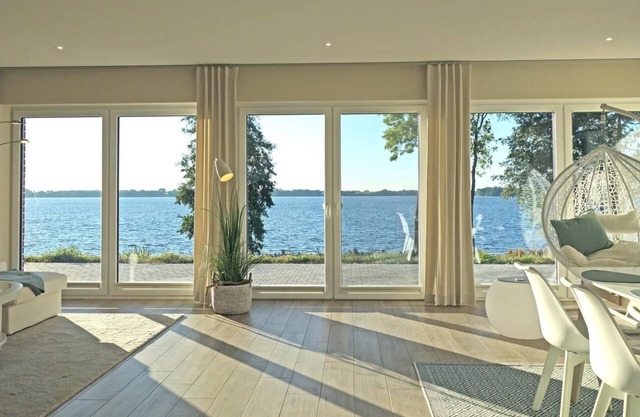 Direct lakeside location, fantastic lake view, large balcony. Terrace, Baltic Sea 12 km, quiet location