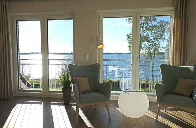 Direct lakeside location, fantastic lake view, balcony, Baltic Sea 12 km, barrel sauna, balcony