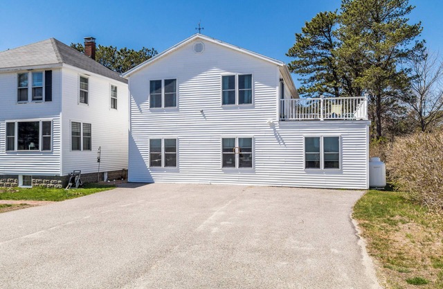 Directly across the street from the beach! Charming ,one bedroom, OCEANVIEW apartment.