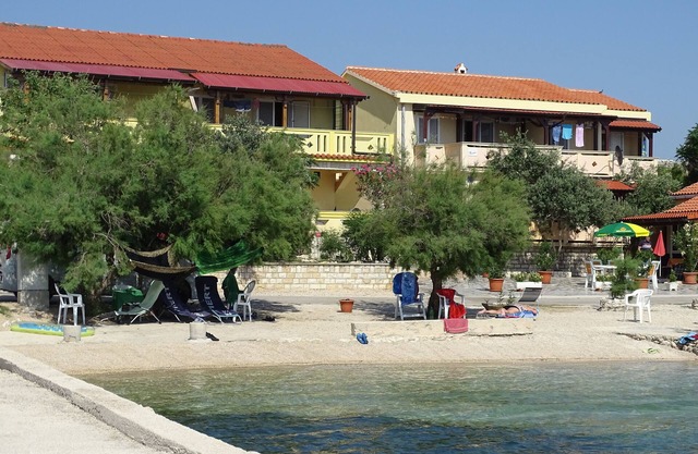 Directly by the sea - Apartments Vivien in Kustici