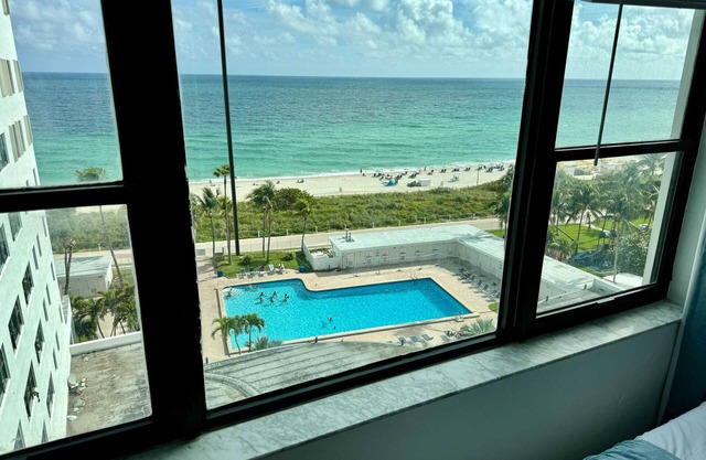 Directly on the Beach – Pool & Ocean View