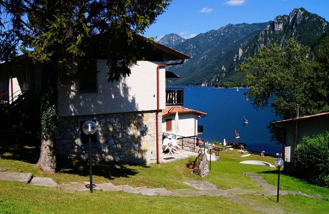 Directly on the lake with terrace