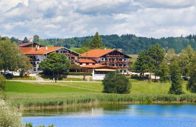 Directly on the lake, Chiemsee/Chiemgau region, 167 m³ of modern living space