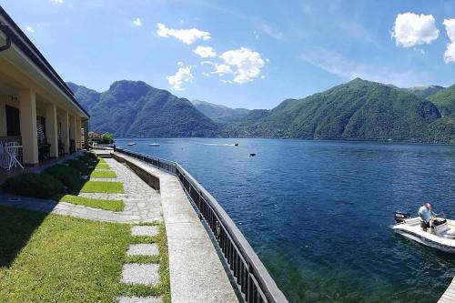 Directly on the lake Paganini flats in Lezzeno