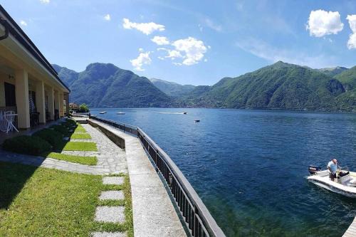 Directly on the lake Paganini flats in Lezzeno