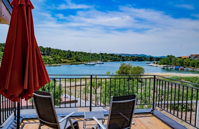 Directly on the water, with BOATSANLEGER! 3 separate apartments! Ideal for 6-8 pers.