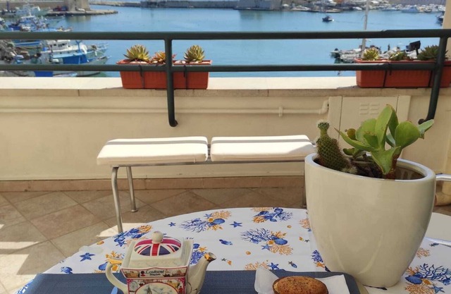 DIRECTLY OVERLOOKING THE HARBOR A FEW METERS FROM THE CATHEDRAL