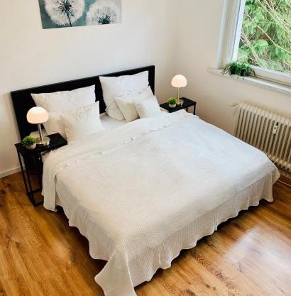 Direkte Uninähe: Ferienwohnung mit großem Doppelbett, Küchenzeile und neu renoviertem Badezimmer