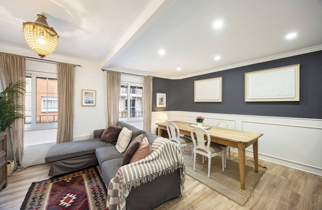 Discover a wonderful apartment just 20 minutes from Barcelona's vibrant city center. Thoughtfully renovated, this space blends the charm of vintage design with elegant contemporary details, evoking the magic of a golden era.