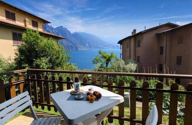 Discesa a Lago with terrace and garden on lake Iseo