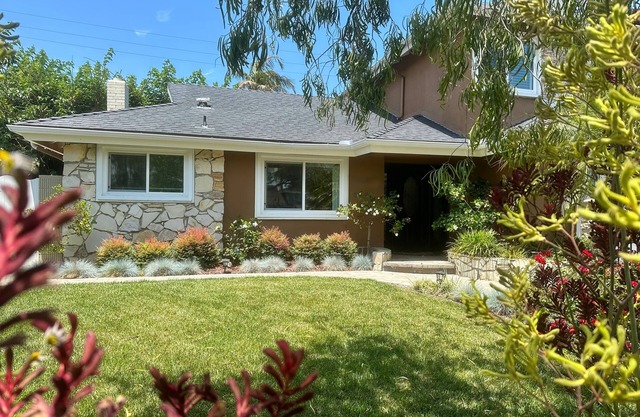Discounted Extended or Insurance stay. Beautiful stocked home w/Hot tub/Fire pit