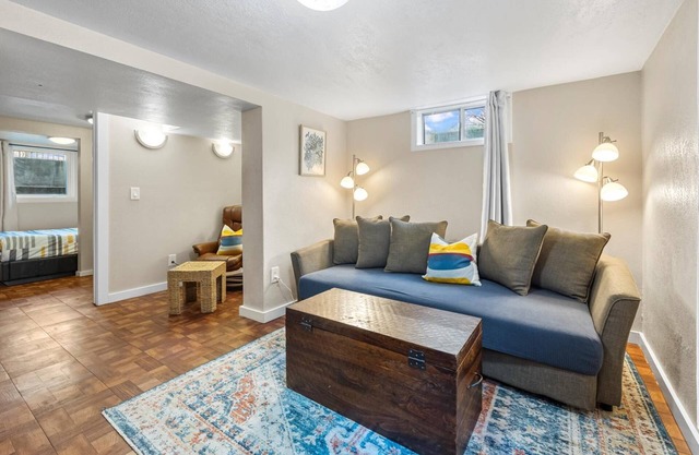 Discover Boise's Vibrant NorthEnd with your Dog from Cozy Historic Unit Only 2 Blocks to Hyde Park