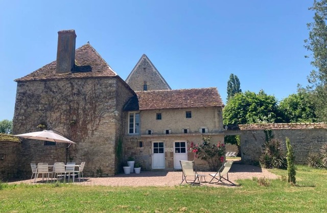 Discover castle life, rent the blue house!